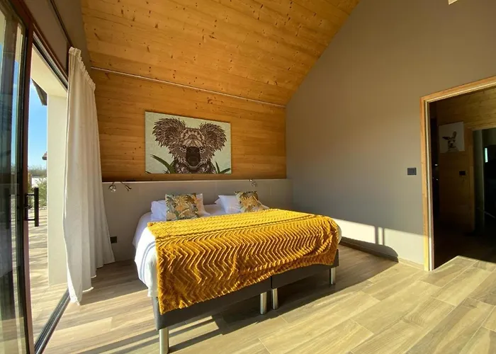 Hotel World 3*